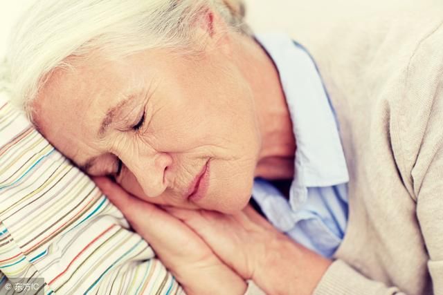 中老年人晚上失眠怎么治?这些助眠良方错过就