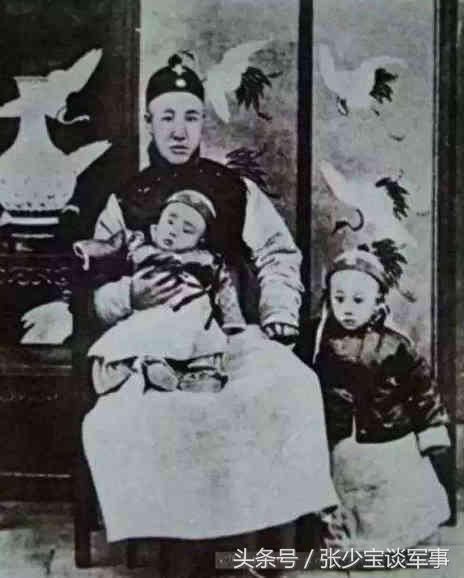 溥仪晚年去故宫游玩,指着墙上的照片说了5个字
