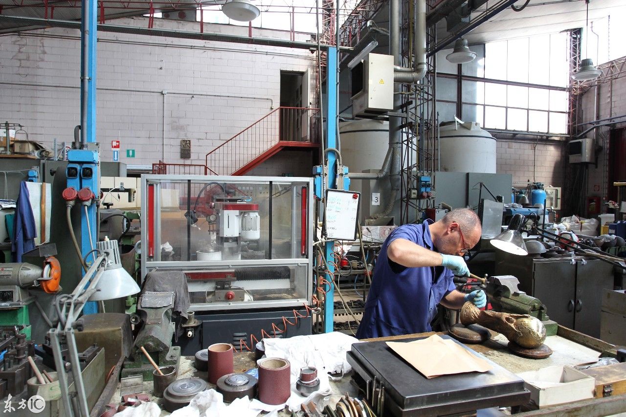 直击俄罗斯世界杯奖杯制作车间,近距离看看大