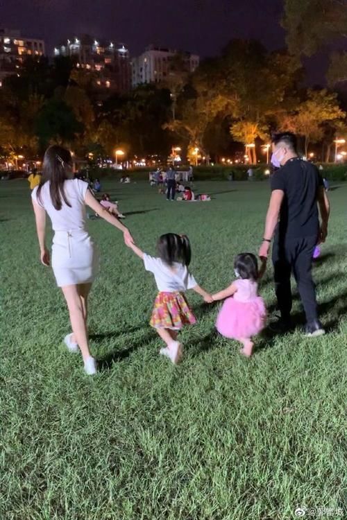 郭富城晒全家福，与方媛牵手两个女儿，女儿乖巧可爱，萌化众人