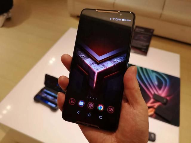 华硕ROG电竞游戏手机上手体验:售价两倍于小