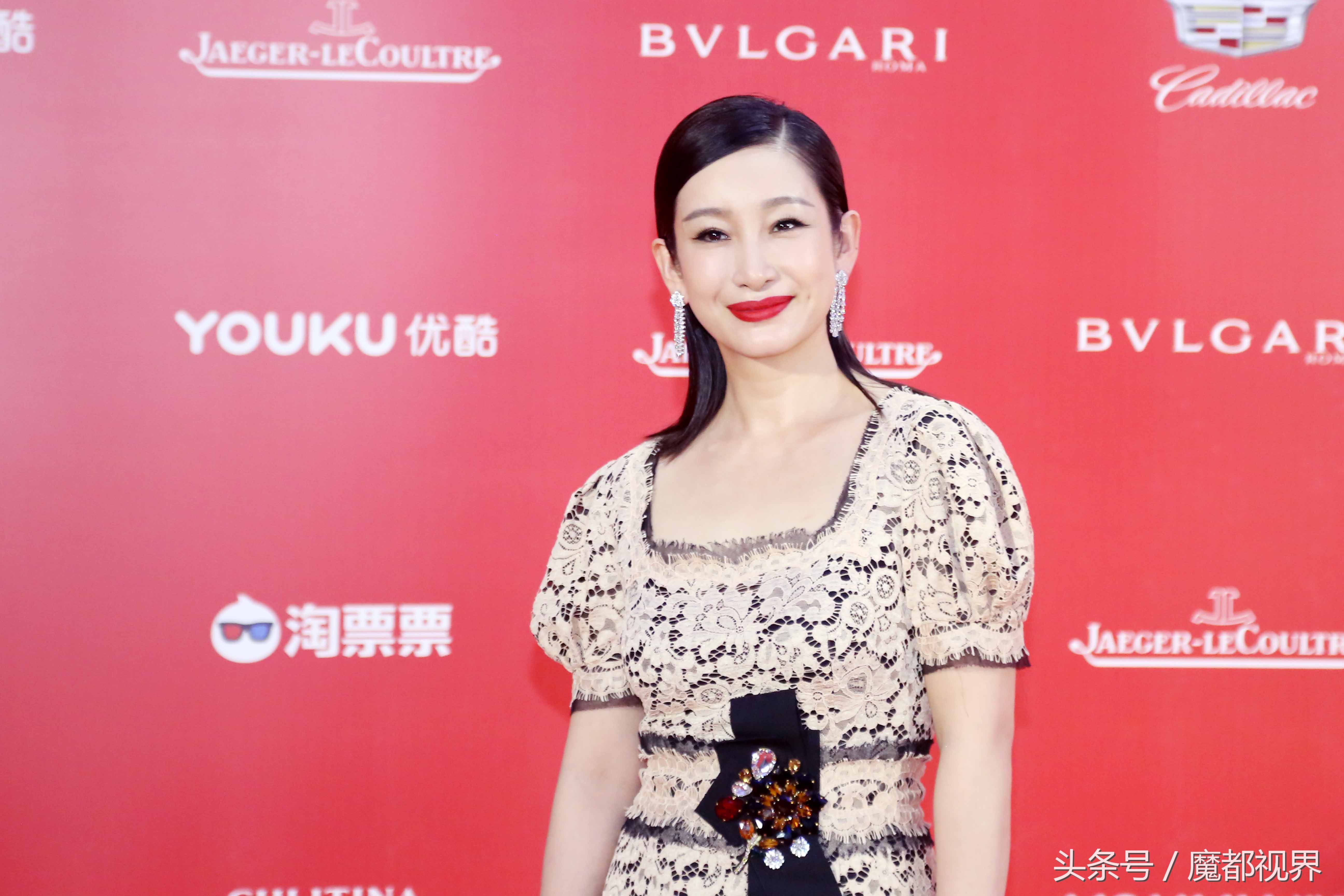 上海国际电影节闭幕红毯 秦海璐泡泡袖刺绣礼