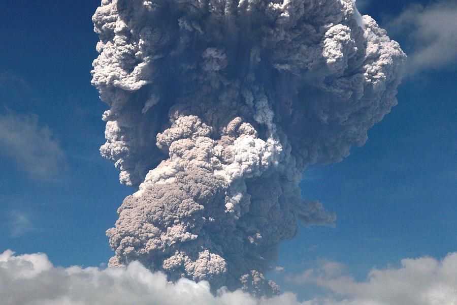 印尼锡纳朋火山再度喷发 火山灰喷射高5千米