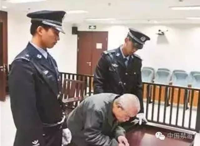 三名中国90后下飞机就面临死刑!过节回国带东西，后果太可怕!