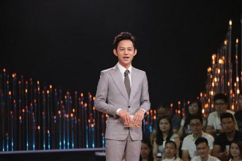 何炅主持暖心题材节目《儿行千里》,化身成为