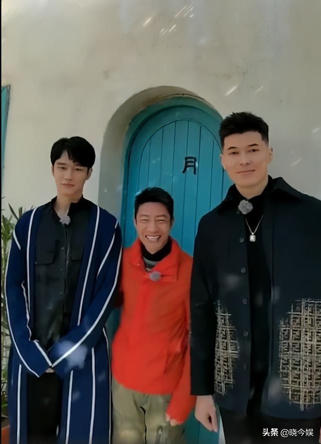 撒贝宁：和2位篮球运动员合照引热议，就连央视也拿小撒身高打趣