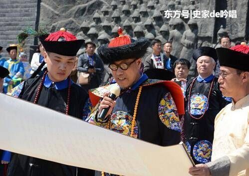 清朝皇室后裔，穿着龙袍祭祖，场面非常壮观，让人误认为穿越了