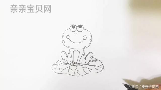 第十一步:小青蛙画完啦,小朋友们学会了吗?快来涂上颜色吧。 往期简笔画课程合辑 毛毛虫小猪佩奇大白兔大黄鸭 小花猫小狗小刺猬生日蛋糕 小狮子向日葵皮卡丘小仓鼠 玫瑰花小猪蘑菇房子 西瓜 小老虎 小女孩 小斑马 漂亮的桃花 螃蟹与贝壳 大海与沙滩 托马斯火车