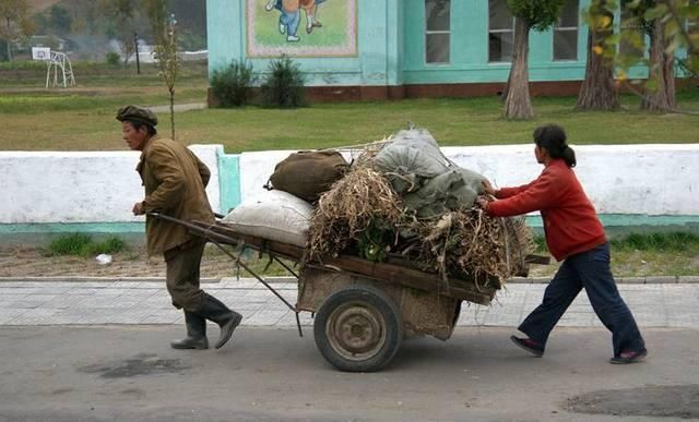 实拍朝鲜：百姓出门骑自行车，买面包的女兵颜值动人