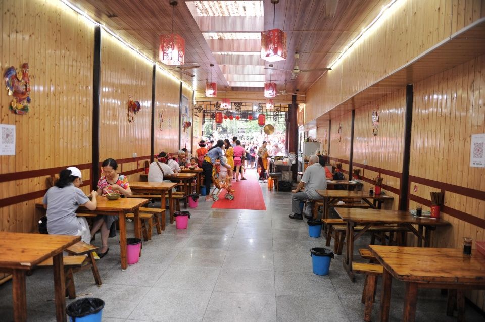 成都“拉面小哥”成景点，每天门前观众络绎不绝