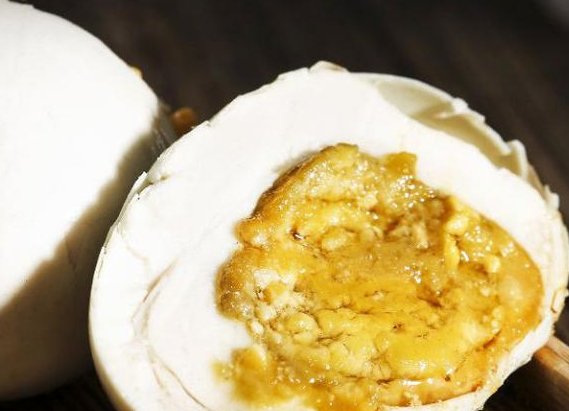 很多人都喜欢吃咸鸭蛋,它有好处,但也还有一些