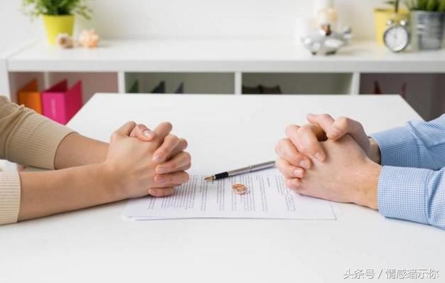 离婚后生下前夫的孩子,出院时碰到做流产出院的前夫和他现任妻子