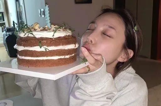 她的脸到底怎么了？