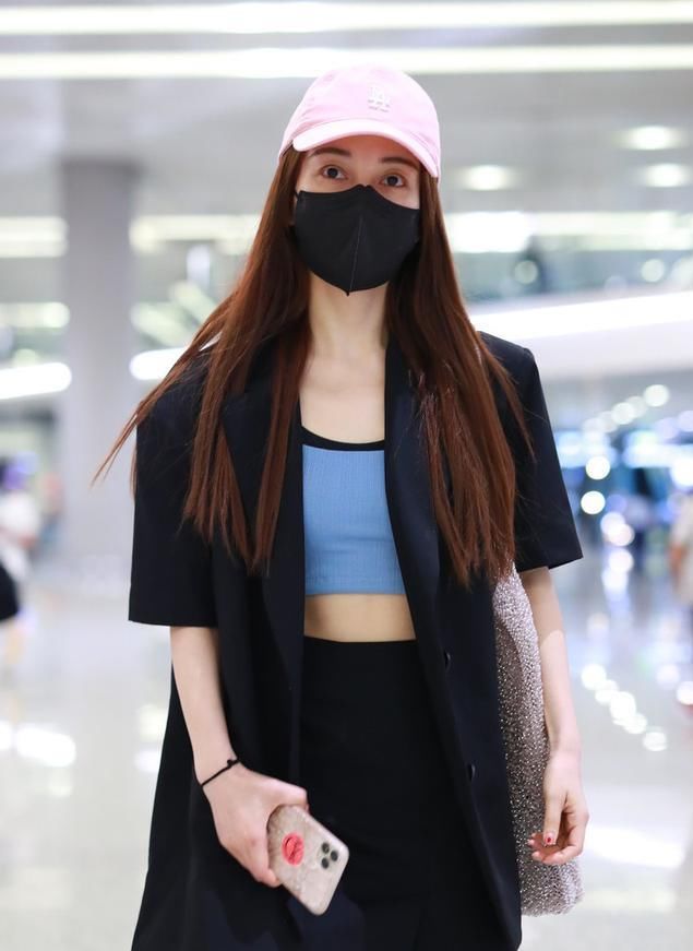 吴昕越来越敢露，露脐上衣显得肚子圆鼓鼓，好在女团腿很加分