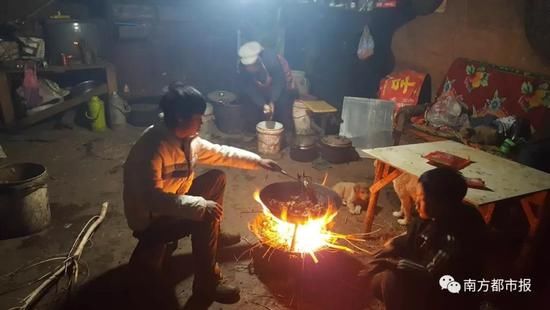 \＂冰花男孩\＂的新年：年夜饭只有一个肉菜，想住新房不挨冻