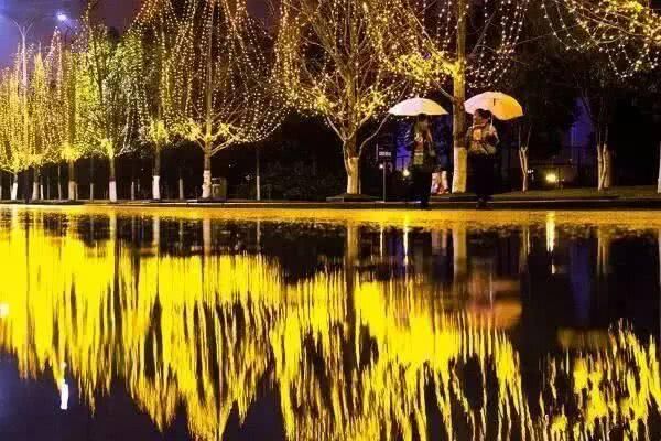 春节到了,山城重庆已变成了“天上的街市”
