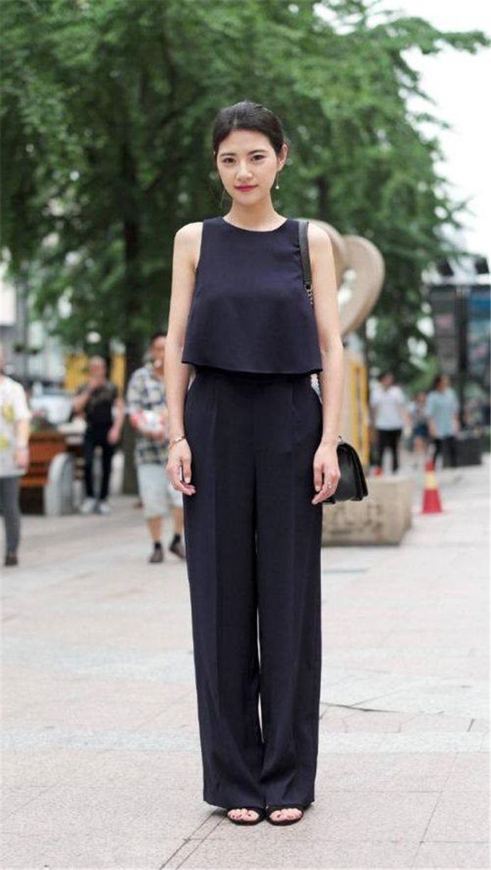 重庆街拍:短裙短裤就是美女们夏季的标配,时尚