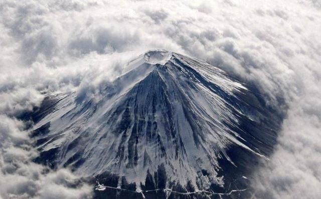 日本近海发现全球最大火山穹丘，专家称，若爆发后果难以想象！