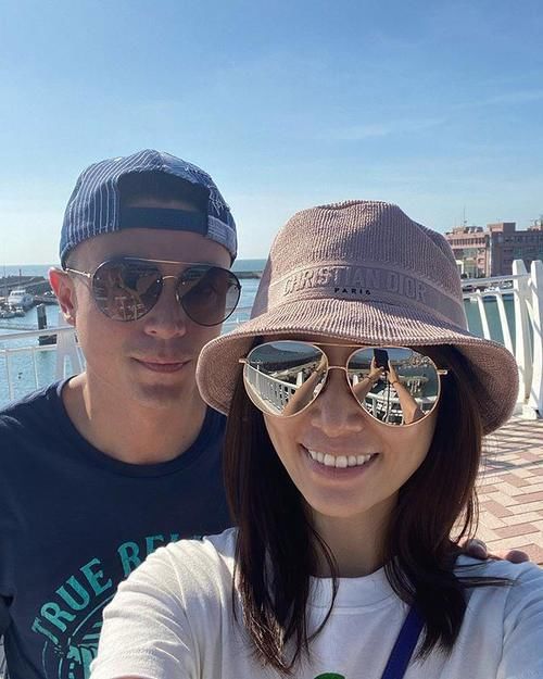 林心如晒女儿可爱小手，母女戴同款手链出镜，霍建华在一旁傻笑