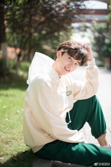 主持新生秀才艺,你要 pick 哪一个侯朋岩?