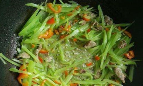 炒莴笋时,千万不要直接下锅,多加这1步,做出莴