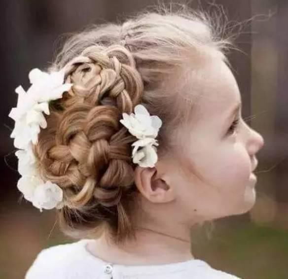 卖呆|幼儿园男老师给小姑娘编了个网红辫,回