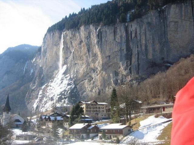 小镇以瀑布闻名：每年300万游客前来，当地人懒得开店赚钱