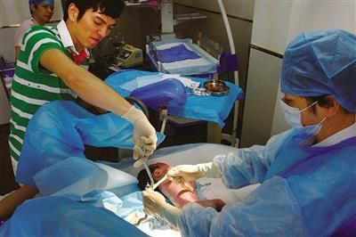 妻子意外怀孕生下孩子后,医生发现还有东西,取出后丈夫勃然大怒