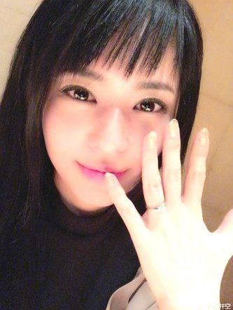 十几岁就看她的电影苍井空在网上并公布结婚喜