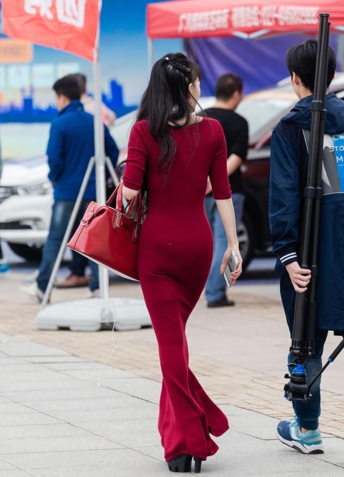 街拍酒红色包臀裙,行若杨柳扶风,优雅大方