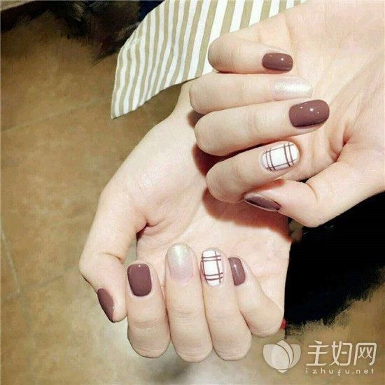 什么颜色显手白图片 t01a40355422ba8a766.jpg