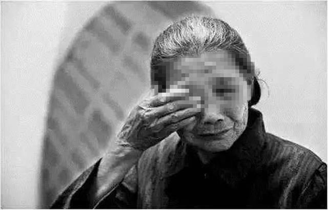 婆婆为儿媳做饭,媳妇吃了坏鸡蛋感动不已