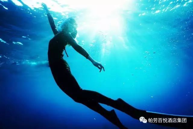 这个追逐美人鱼的女孩,把自己蜕变成了美人鱼!