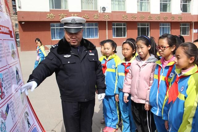 开展扫黑除恶支部主题党日活动