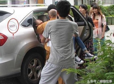 昏迷女子被和尚抱上车，路人看到及时阻止，他的话让众人自愧不如