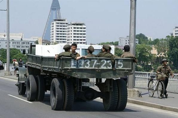 朝鲜街头,拉人又拉货的大汽车