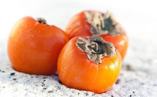 体内湿气重的人,中医建议:有2个水果是不能多