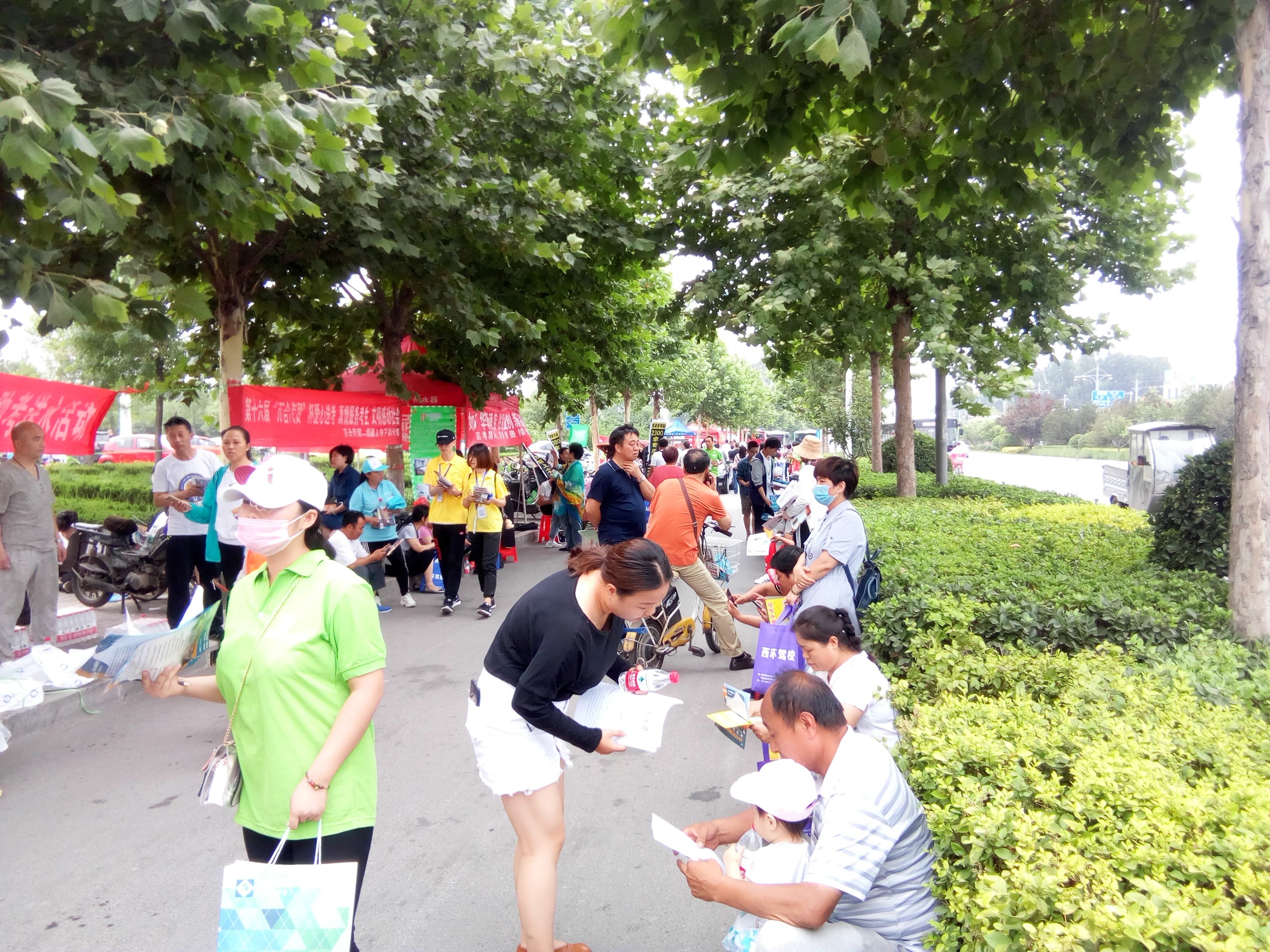 2018年高考第一天 邯郸市一中考场外场景