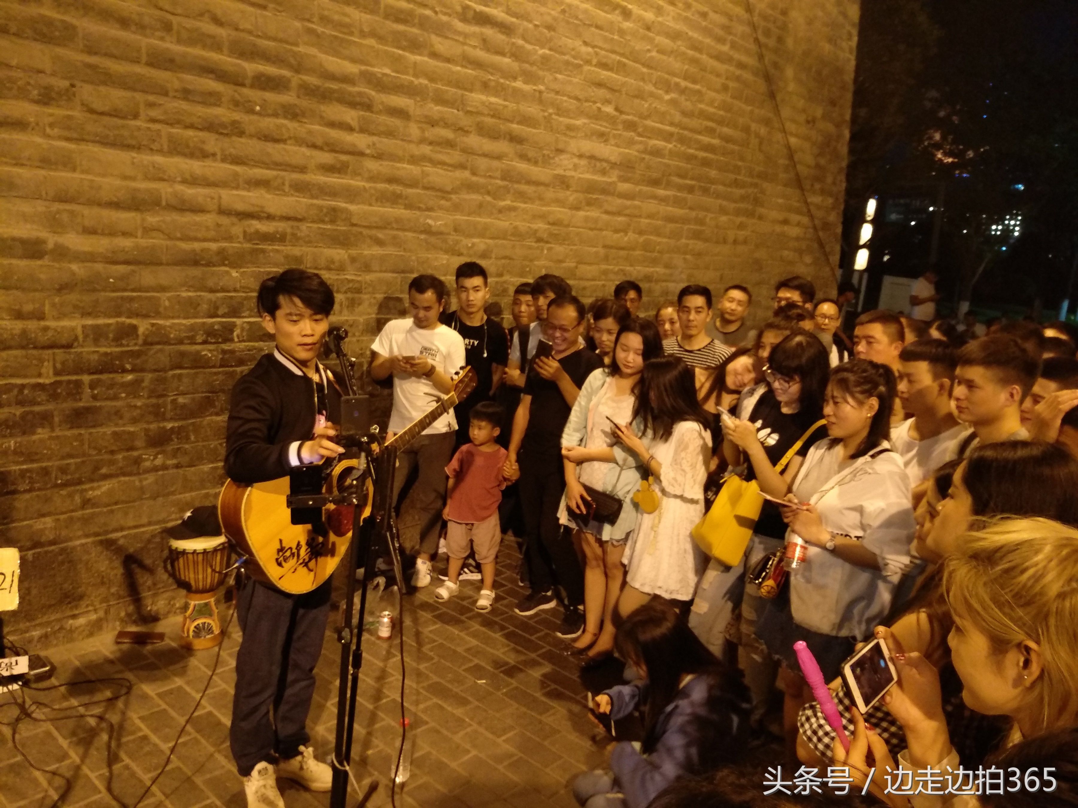 大西安城墙脚下的网红街头歌手,他们让西安这