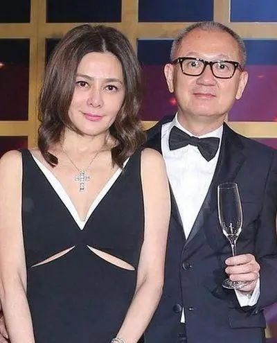 58岁十三姨颜值回春，直播气质出众，泡遍香江富豪如今形单影只