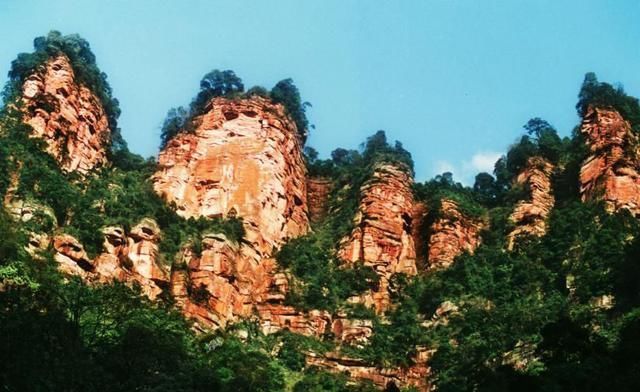 贵州省1个县级市,被四川省三面包围,人口不到