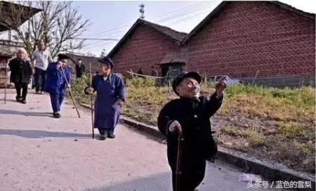 现实中的“小矮人”们,中国的一个矮人村,4岁就停止长身体
