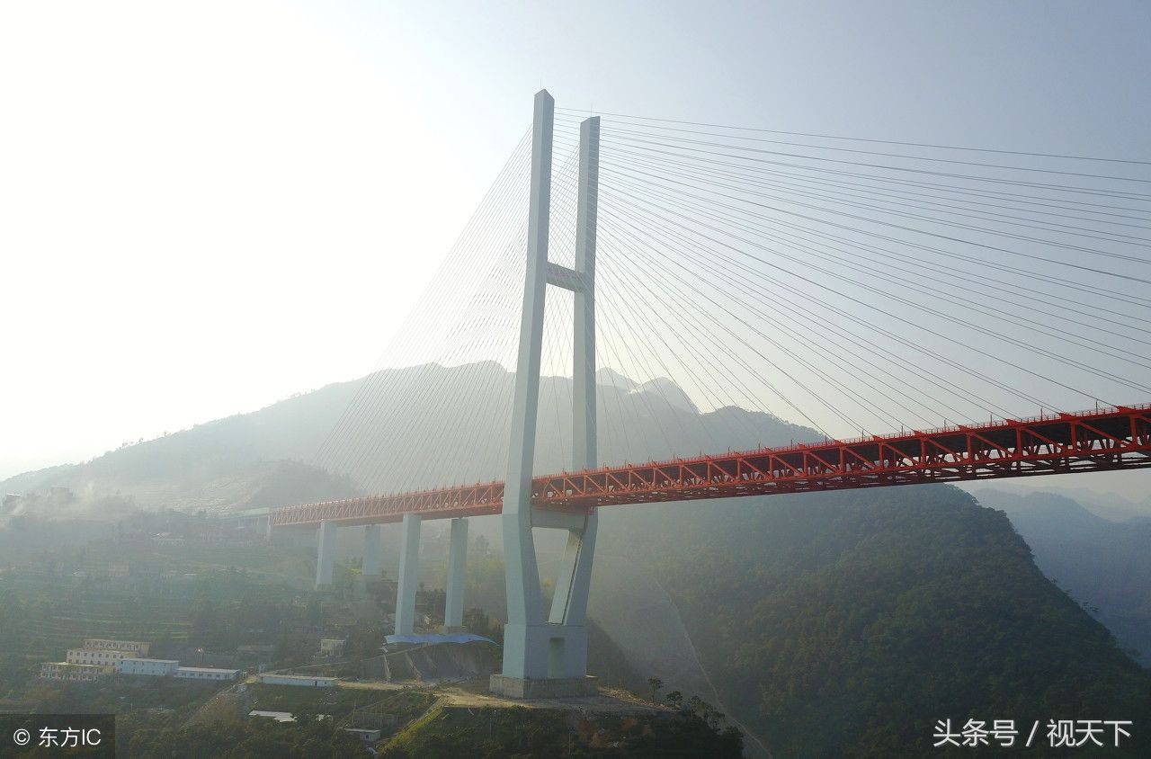 云贵两省通力建成云中大桥，垂直高度565米，高空看是薄薄纸片