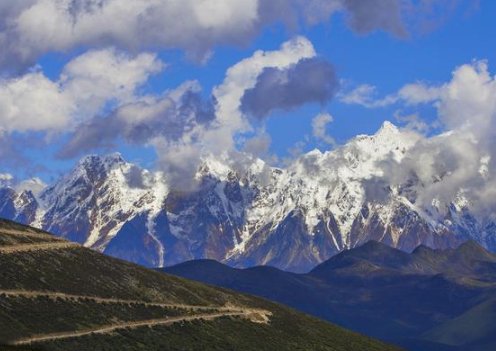 厉害了我的国!57年修了一条天路,伤亡上百人,今年刚通车,直通