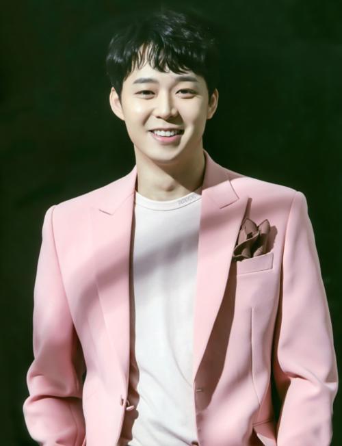 被经纪公司解约,辩护律师也辞任,朴有天依然甩