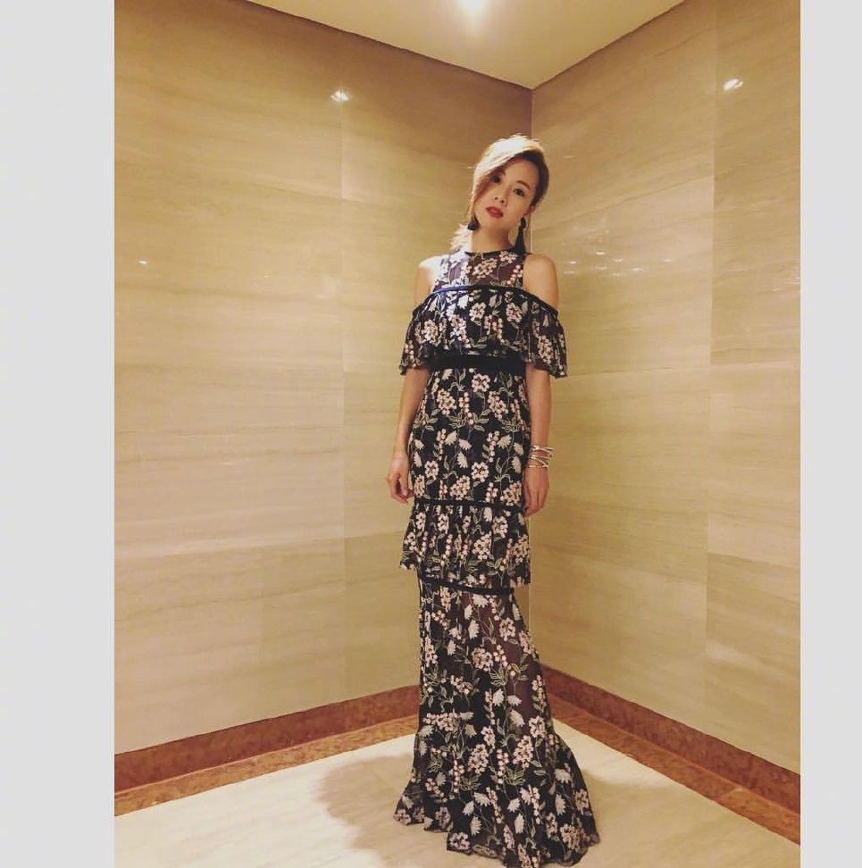 邓丽欣现身电影节,白色蕾丝搭配半身裙和小短