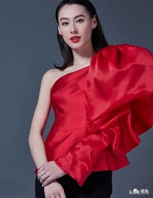 比王思聪还风流，10几任女友后才发现富二代都爱这样的女人