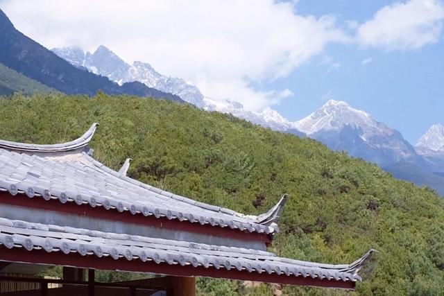 这座民宿位于玉龙雪山脚下第一村旁，是99％的游客都不知道的秘境