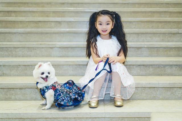 戛纳红毯年纪最小的明星 阿拉蕾现身电影节,但