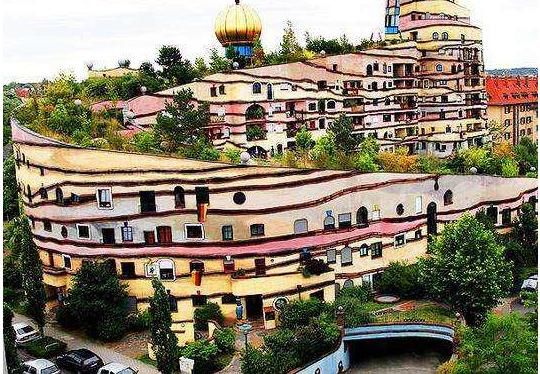 世界上神奇的大楼:一座会隐身,一座会旋转……